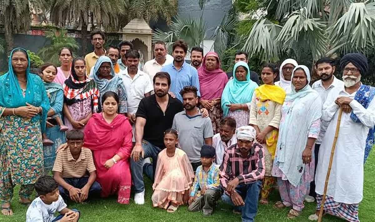 मसीहा का एक और बड़ा कदम: पंजाब के बाढ़ पीड़ितों के लिए फरिश्ता बने सोनू सूद, 257 परिवारों को देंगे पक्का घर