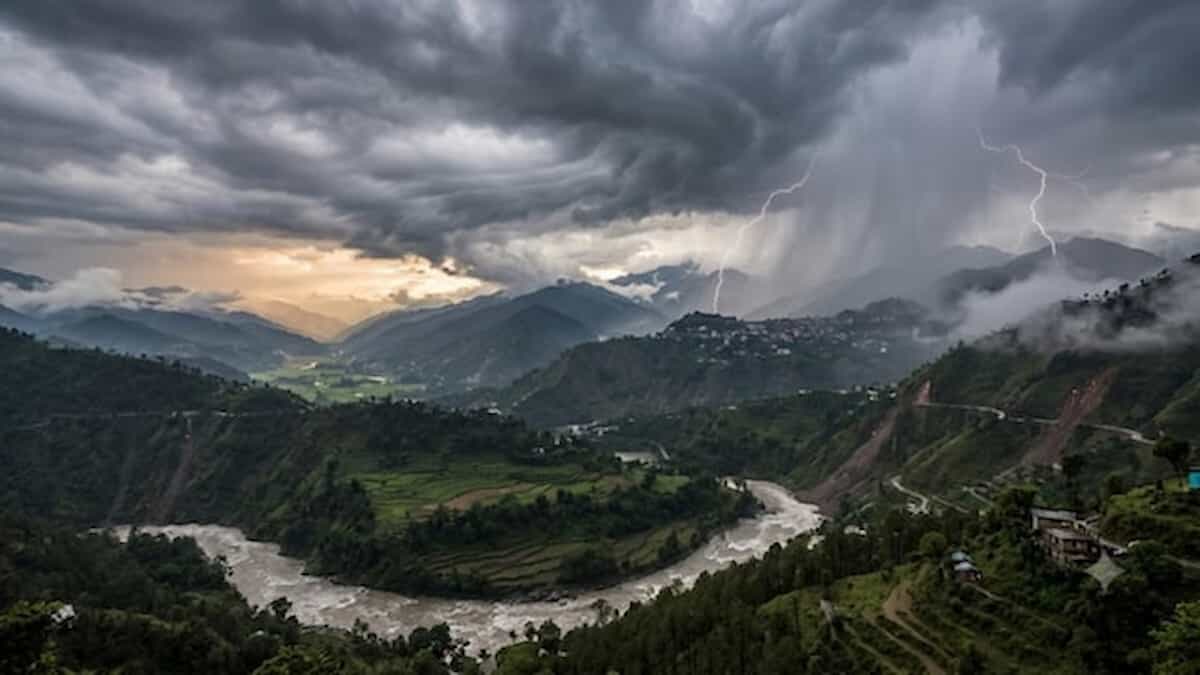 उत्तराखंड में मानसून का 'विस्फोट': पहली ही बारिश ने खोली दावों की पोल, कई इलाकों में जनजीवन अस्त-व्यस्त