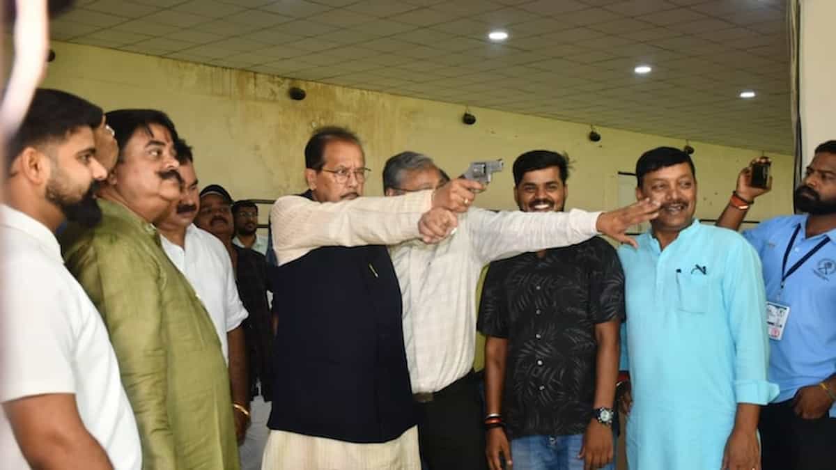 झारखंड के वित्त मंत्री का नया रूप: सुरक्षा वापसी के बाद थामी बंदूक, निशानेबाजी की ट्रेनिंग ने बढ़ाई सियासी गर्मी