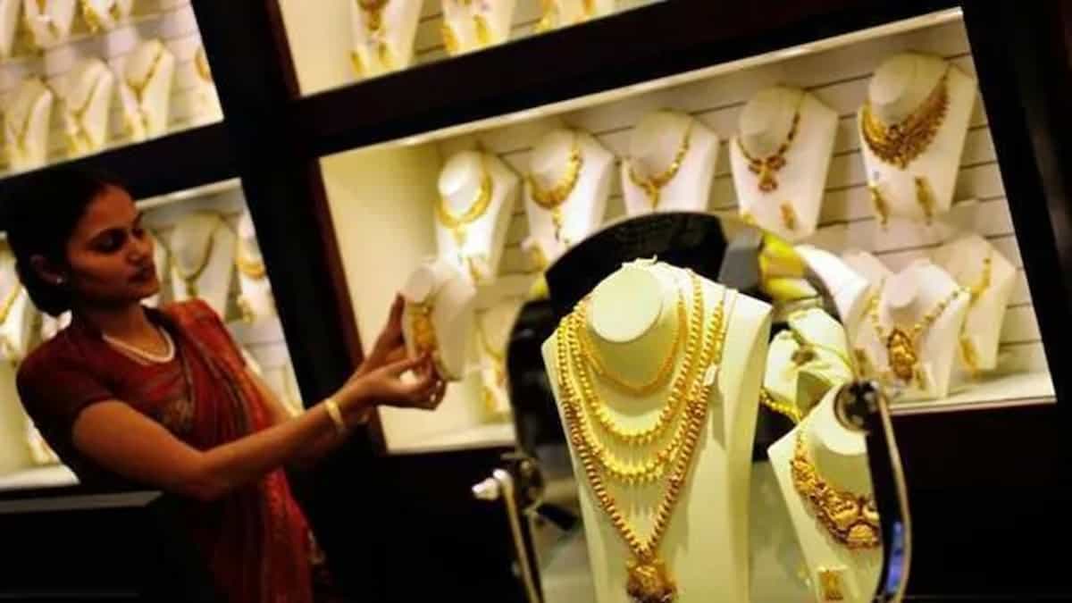 अमेरिका से आई इस बड़ी खबर से औंधे मुंह गिरा सोना; ऑल-टाइम हाई से 30% टूटे दाम, चांदी भी बिखरी