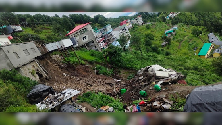 उत्तराखंड में कुदरत का कहर: टिहरी में देखते ही देखते जमींदोज हुआ मकान, भारी बारिश के बीच खौफनाक वीडियो वायरल