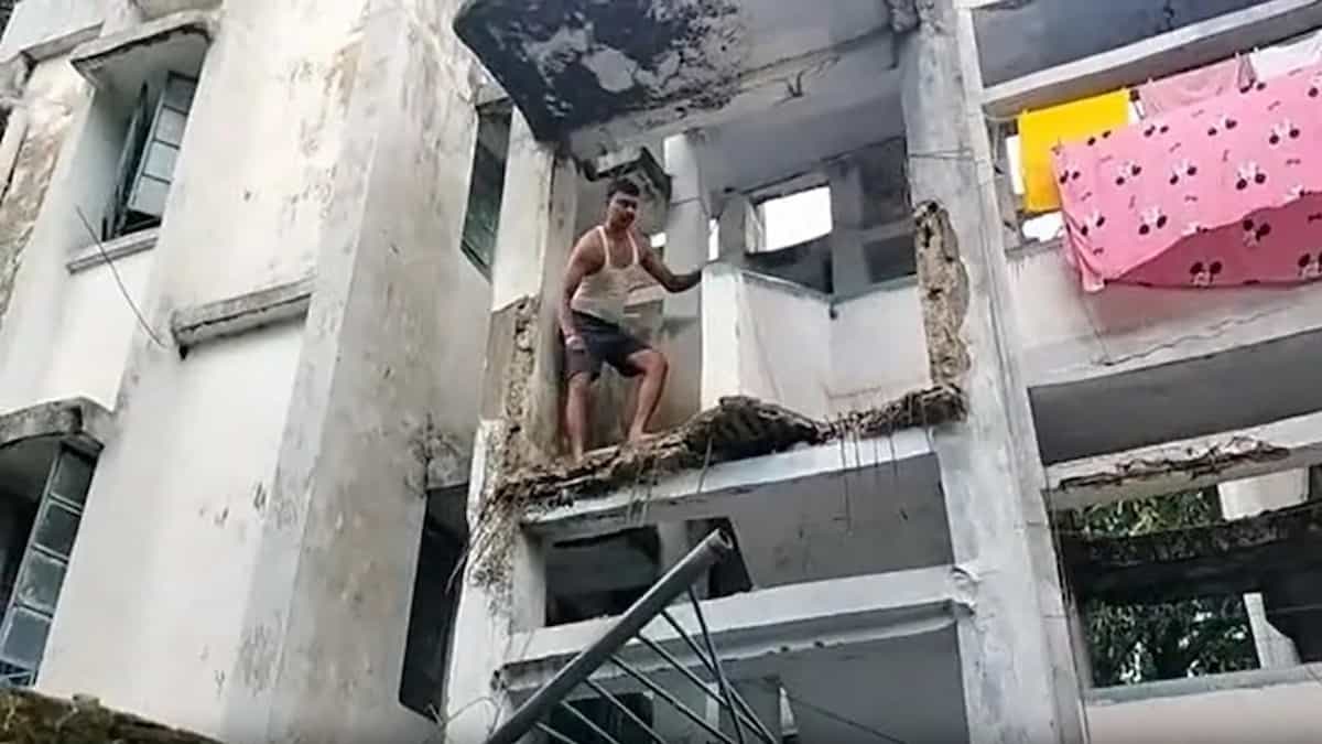 बोकारो में बड़ा हादसा: BSL क्वार्टर की सीढ़ी भरभरा कर गिरी, तीसरी मंजिल पर फंसे 12 लोग, रेस्क्यू ऑपरेशन जारी