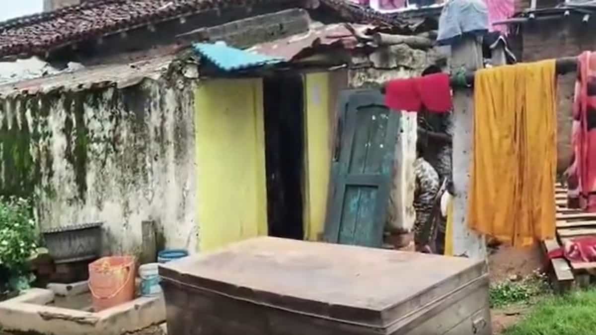 दुमका में कानून का सख्त प्रहार: दुष्कर्म और हत्या के आरोपी 'डेविल' के घर हुई कुर्की जब्ती