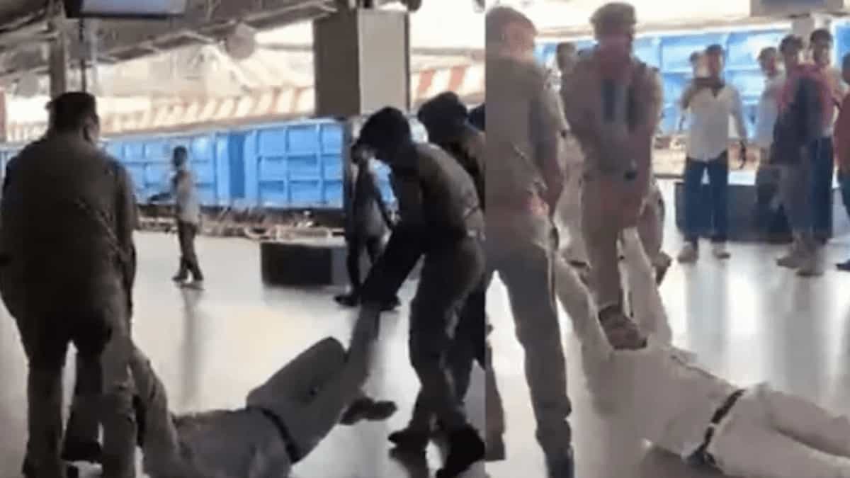 RPF की दबंगई! आगरा में स्टेशन मास्टर को प्लेटफॉर्म पर घसीटा, मुरादाबाद में काली पट्टी बांधकर रेलवे स्टाफ का फूटा गुस्सा