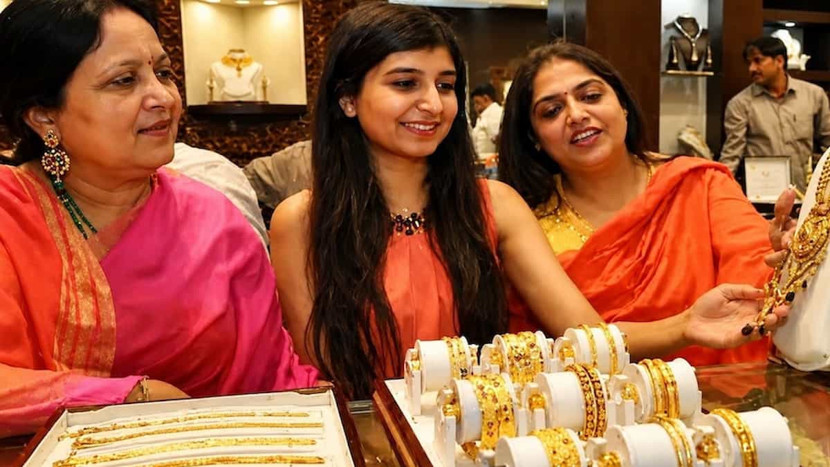 हॉरमुज जलडमरूमध्य में छिड़ी 'टोल वॉर': 20% टैक्स और नाकेबंदी की आहट से वैश्विक तेल बाजार में हाहाकार, भारत-चीन पर मंडराया बड़ा संकट