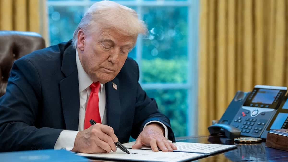 US Tariff Update: अमेरिका ने भारत-चीन को दी बड़ी राहत! रूस से तेल खरीदने पर अब 500% की जगह लगेगा सिर्फ 100% टैरिफ; जानें सीनेट के नए बिल का सच