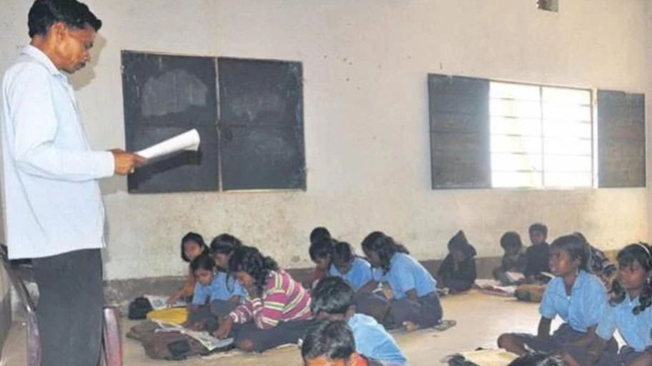 UP Teacher Recruitment 2026: यूपी में बंपर शिक्षक भर्ती! बेसिक और माध्यमिक शिक्षा विभाग में 32,700 से अधिक पदों पर प्रक्रिया शुरू, जानें किसे मिलेगा मौका  