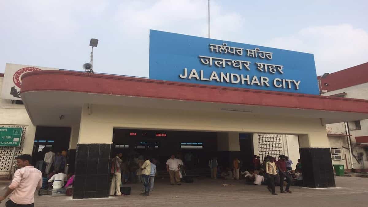 जालंधर में सनसनी: घर की छत पर खून से लथपथ मिला बुजुर्ग का शव, हत्या की आशंका से इलाके में खौफ