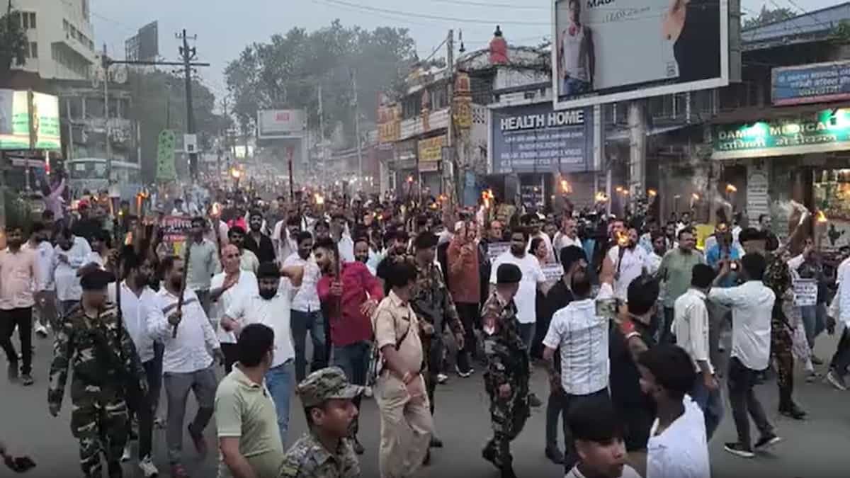 रांची में सड़कों पर उतरी कांग्रेस: 'छात्रों की गूंज' अभियान में उमड़ा युवाओं का जनसैलाब, मंत्रियों ने संभाली कमान!