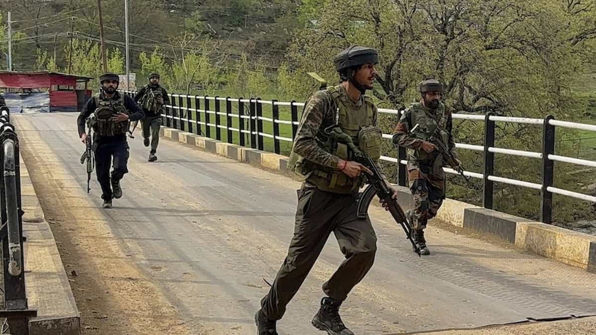 कश्मीर में कायराना हमला: अनंतनाग में आतंकियों ने पुलिस टीम पर की अंधाधुंध फायरिंग, एक हेड कॉन्स्टेबल देश के लिए शहीद