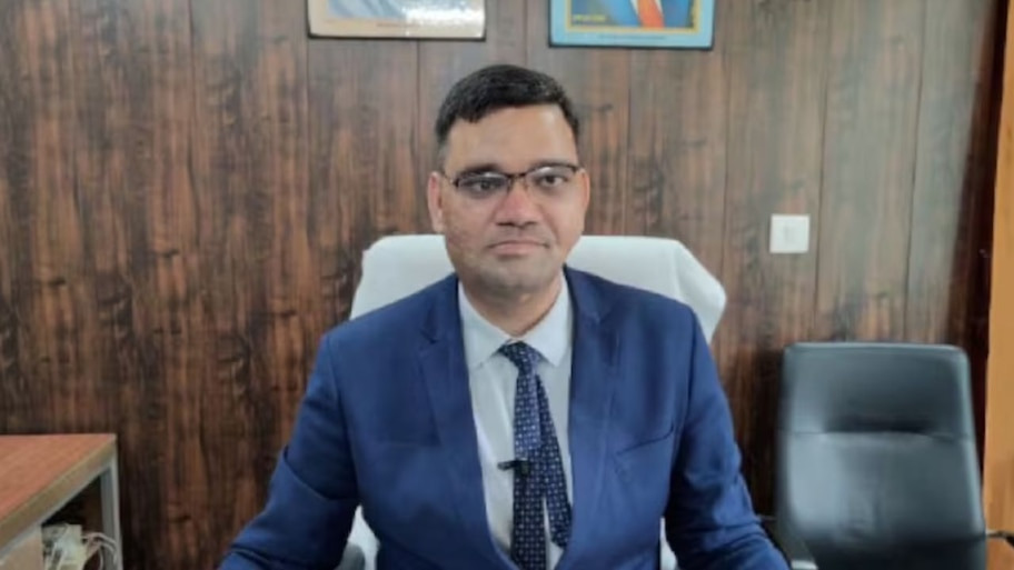 IAS Rinku Singh Rahi News: उरई नई तहसील में कार्यालय आवंटन को लेकर विवाद, धरने की चेतावनी के बाद प्रशासन ने दिया चैंबर