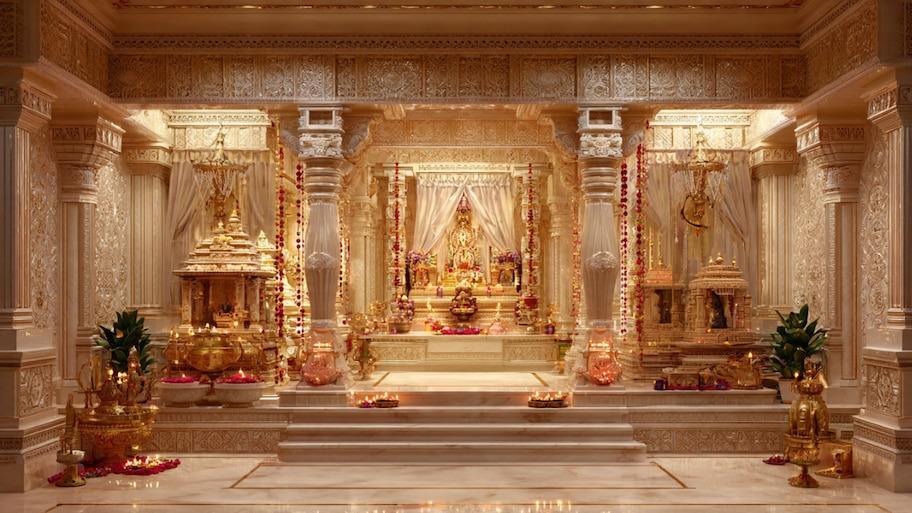 Home Temple Curtain Rules: क्या रात के समय घर के मंदिर में पर्दा लगाना होता है शुभ या अशुभ? जानिए वास्तु और ज्योतिष के जरूरी नियम