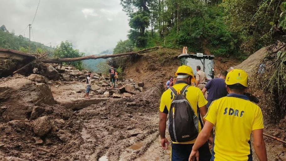 चमोली देवाल के 8000 लोगों की जिंदगी पर लगा ब्रेक, भारी बारिश और भूस्खलन; देवाल-गरमीगाड़ मार्ग बंद, PWD ने संभाला मोर्चा