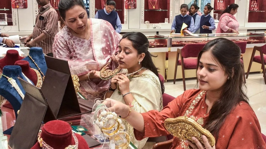 Gold And Silver Price Today: क्रूड ऑयल में गिरावट के बाद भी चमकी सोने-चांदी की चमक, जानिए 24K और 22K के ताजा भाव  