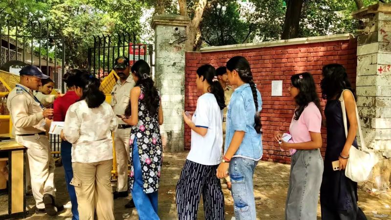 डीयू छात्र संघ चुनाव में फर्जी वोटिंग का आरोप: राहुल गांधी से माफी की मांग