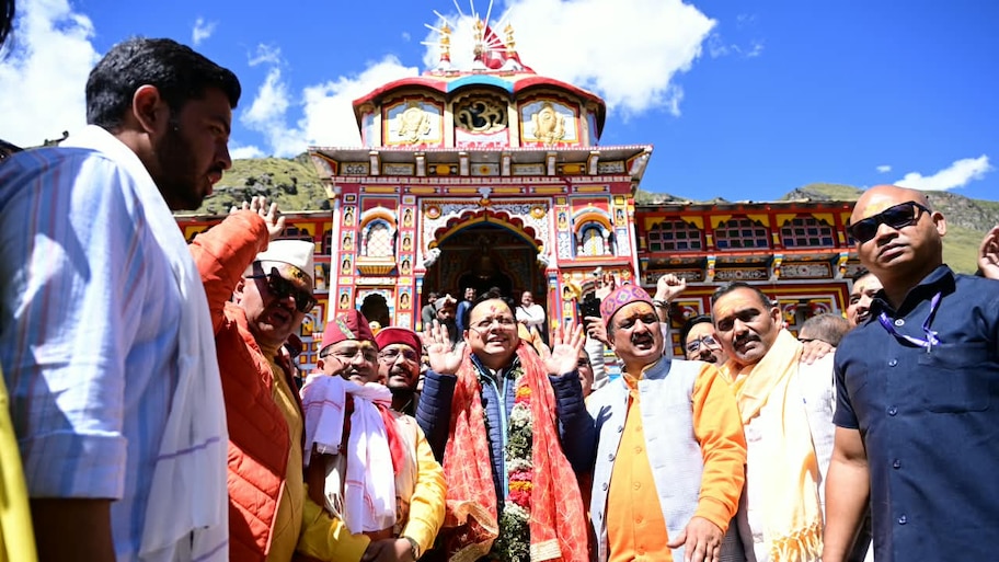 बदरीनाथ धाम में कैसी चल रही तैयारियां? पूजा के बाद सीएम धामी ने खुद लिया जायजा