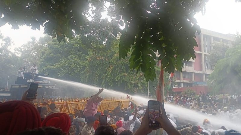 चुनाव आयोग कार्यालय जाते समय पुलिस के साथ हुई जबरदस्त धक्का-मुक्की