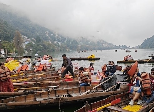 बाबा नीम करौली की अलौकिक महिमा: उत्तराखंड के कैंची धाम में उमड़ रहा भक्तों का सैलाब
