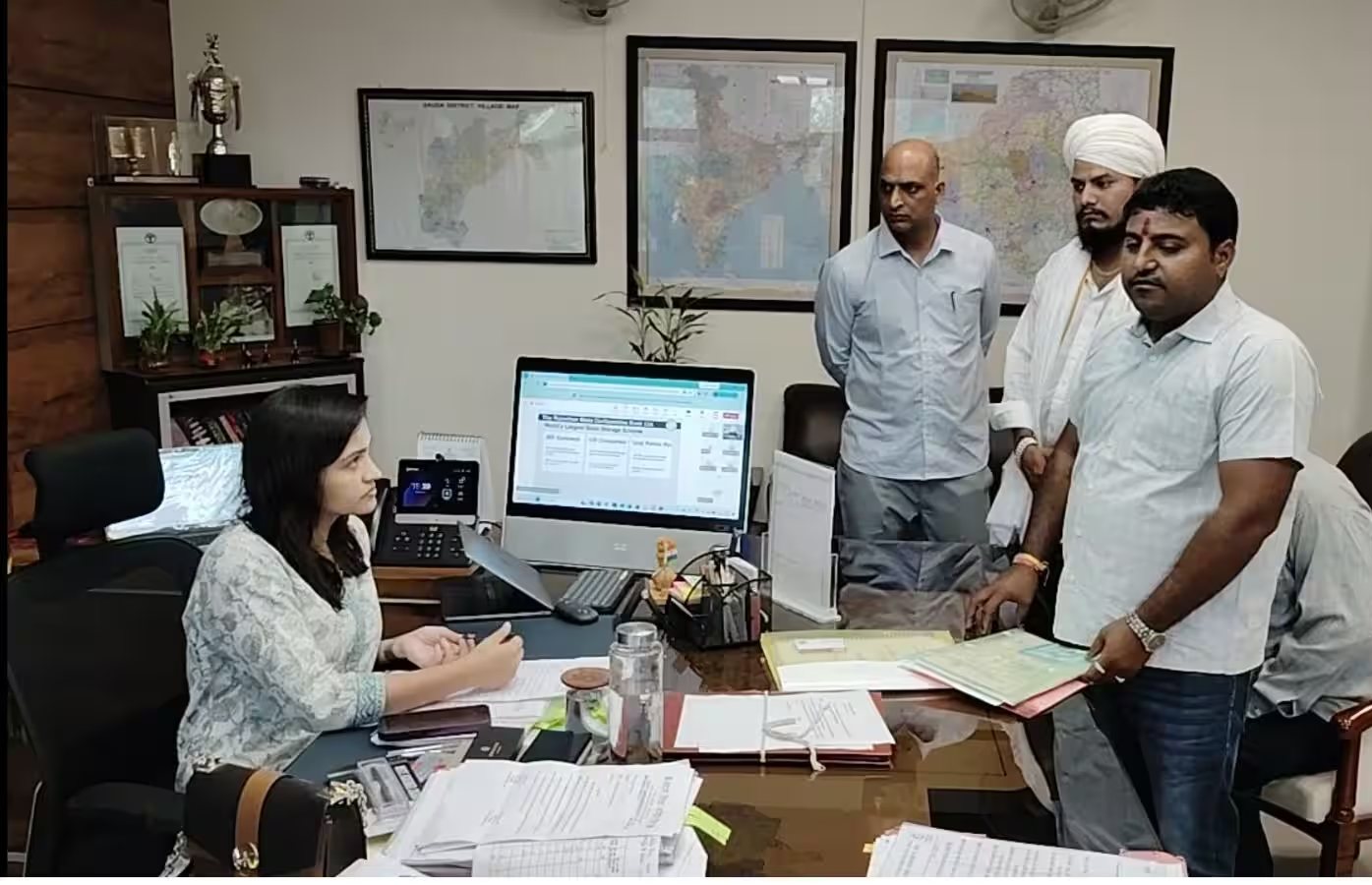 वोटर लिस्ट में नाम जुड़वाने के लिए दर-दर भटकने को मजबूर हुआ बेबस पति-पत्नी