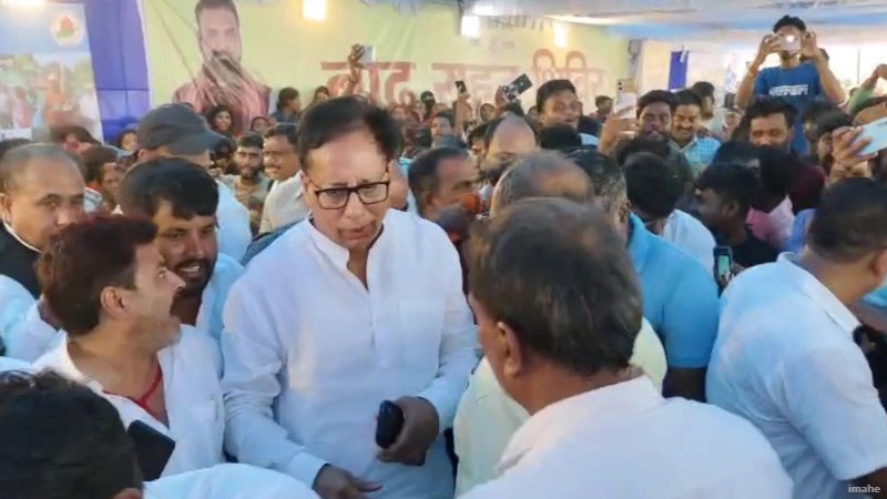 बिहार बाढ़ का भयानक गुस्सा: बाढ़ पीड़ितों ने सांसद संजय जायसवाल की गाड़ी पर फेंका गोबर