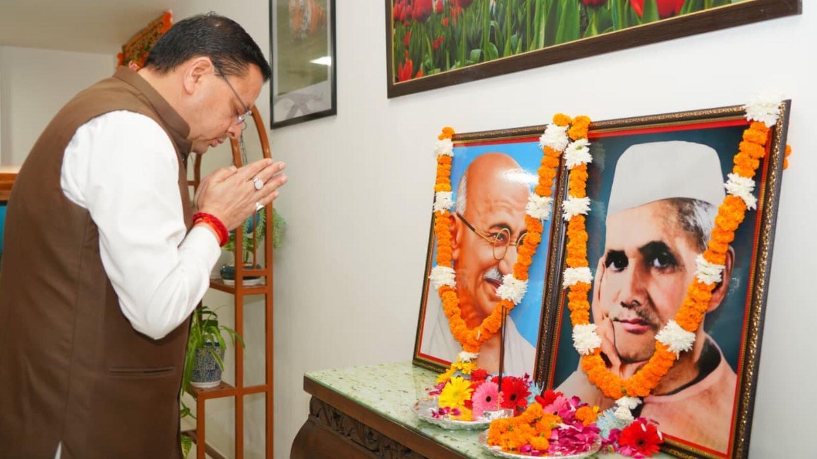 राष्ट्रपिता महात्मा गांधी की जयंती पर सीएम पुष्कर सिंह धामी ने दी श्रद्धांजलि