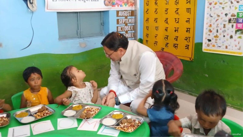 सीएम का अनूठा अंदाज, आंगनबाड़ी केंद्र पहुंचकर नन्हे-मुन्ने बच्चों को किया दुलार