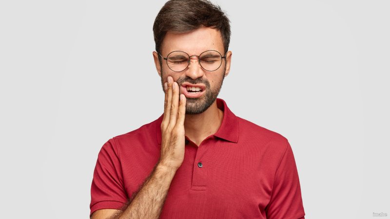 कुछ भी खाते या ठंडा-गर्म पीते ही दांतों में होने लगती है तेज झनझनाहट
