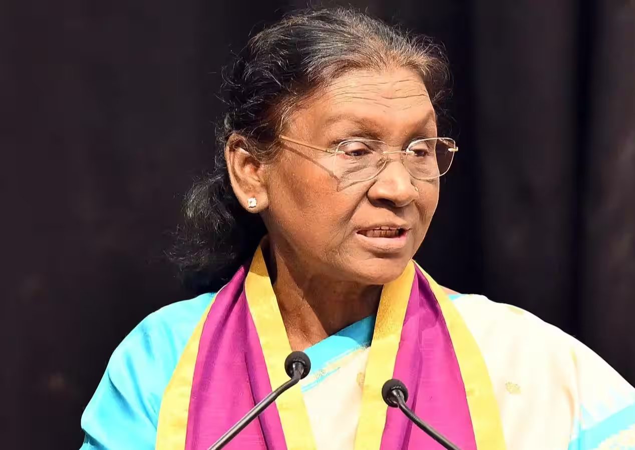 देश की राजधानी दिल्ली में चुनाव आयोग की कार्यप्रणाली को लेकर गहराता जा रहा है राजनीतिक संकट