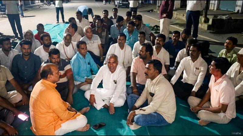 बीजेपी जिलाध्यक्ष को कहा 'शराबी', फिर थाने के अंदर गूंजी हनुमान चालीसा