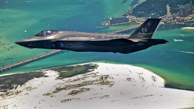 F-35 को ये क्या हुआ? 5th जेन स्टील्थ फाइटर जेट ने भेजा कोड 7600, होर्मुज के पास मच गई खलबली