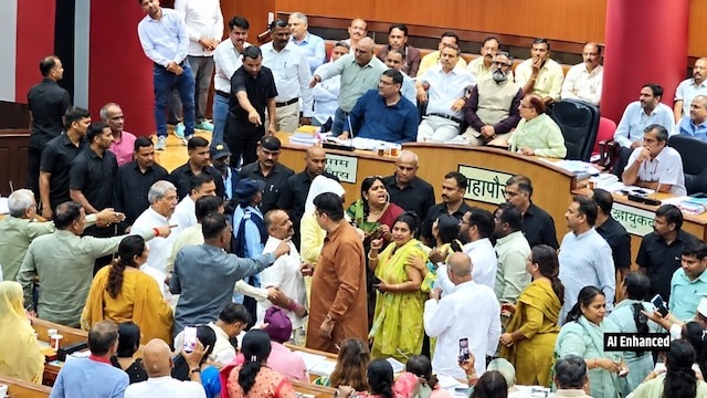 एक करोड़ चाहिए, 25 लाख पर भड़के पार्षद; कांग्रेस-AAP में माइक छीनने और कागज उड़ाने की आई नौबत, MCD में बवाल
