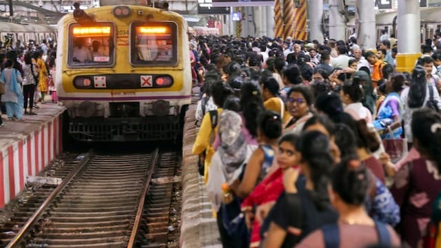 मुंबई में लोकट ट्रेन अटकने से हाहाकार, ट्रेनें रुकीं तो रेल पटरियों पर उतरे लोग; 3 की मौत, रेलवे ने दिए जांच के आदेश
