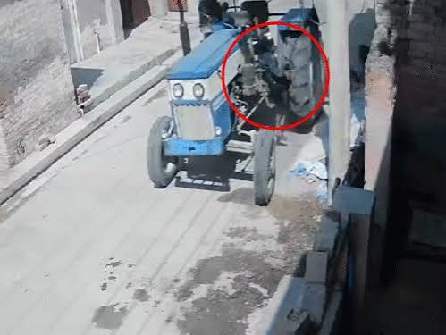 ट्रैक्टर पर झूले दो महीने के मासूम के साथ कूड़ा उठाने को मजबूर माता-पिता, वीडियो हुआ वायरल